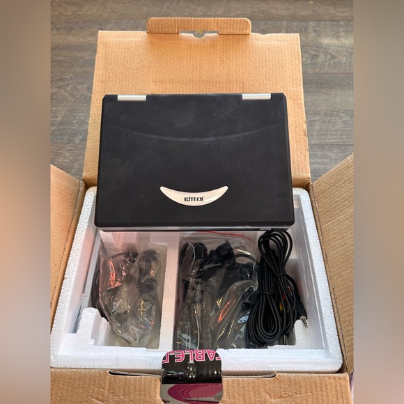 2007 RjTECH RJ-1700PDVX 7" Portable DVD MPEG4 Player w/ Card Reader & USB - Picture 4 of 12